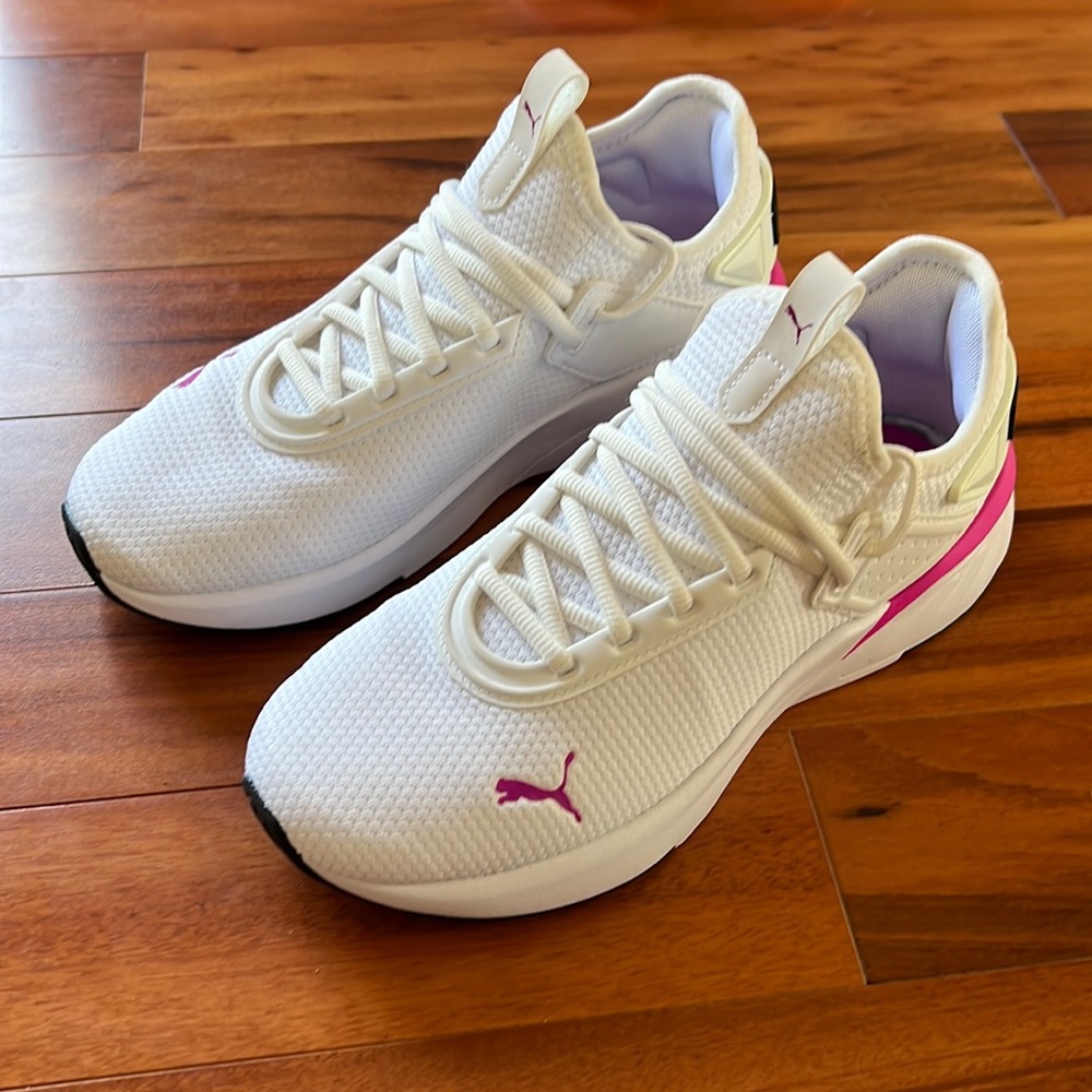 White Pumas